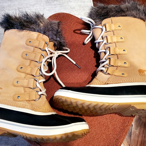 NWOT Sorel Tan and Black Fur-Trimmed Winter Boots. - Picture 6 of 8